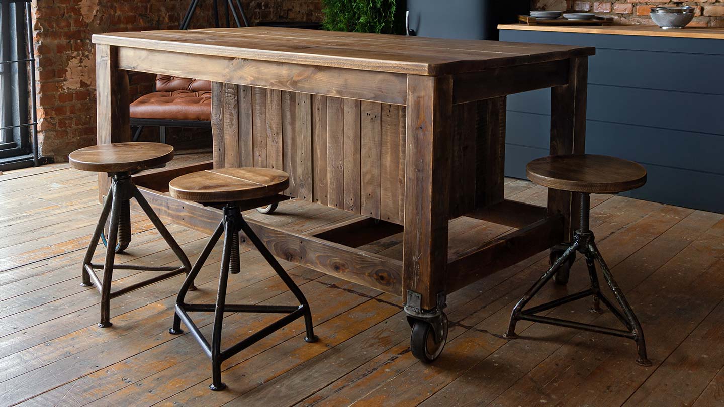 Holztisch und runde Hocker im Industrial Style