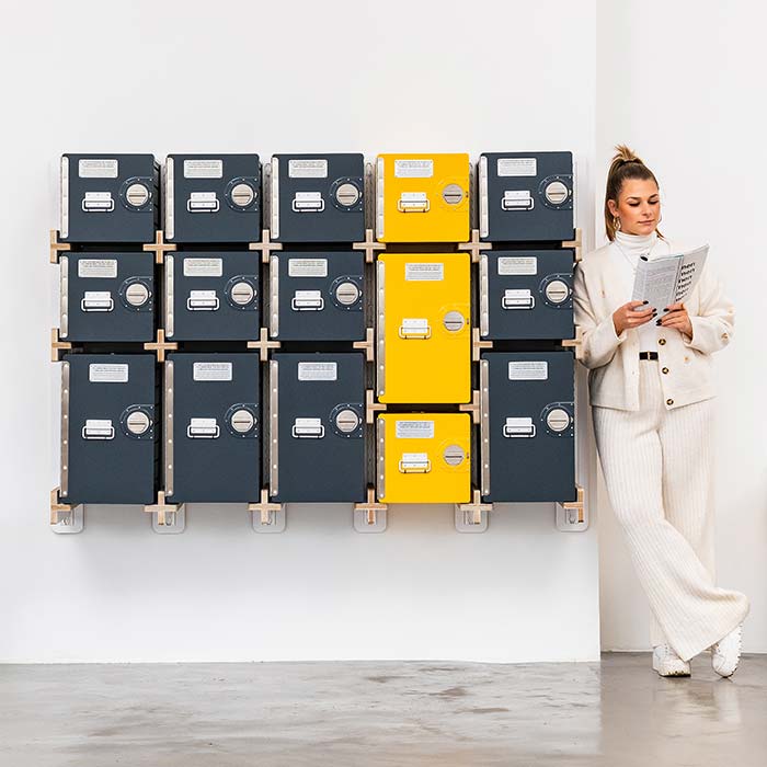 Kreative Inneneinrichtung Ideen mit Bord Boxen in einer modularen Flying Wall – stilvolle und flexible Aufbewahrungslösung inspiriert von der Luftfahrt