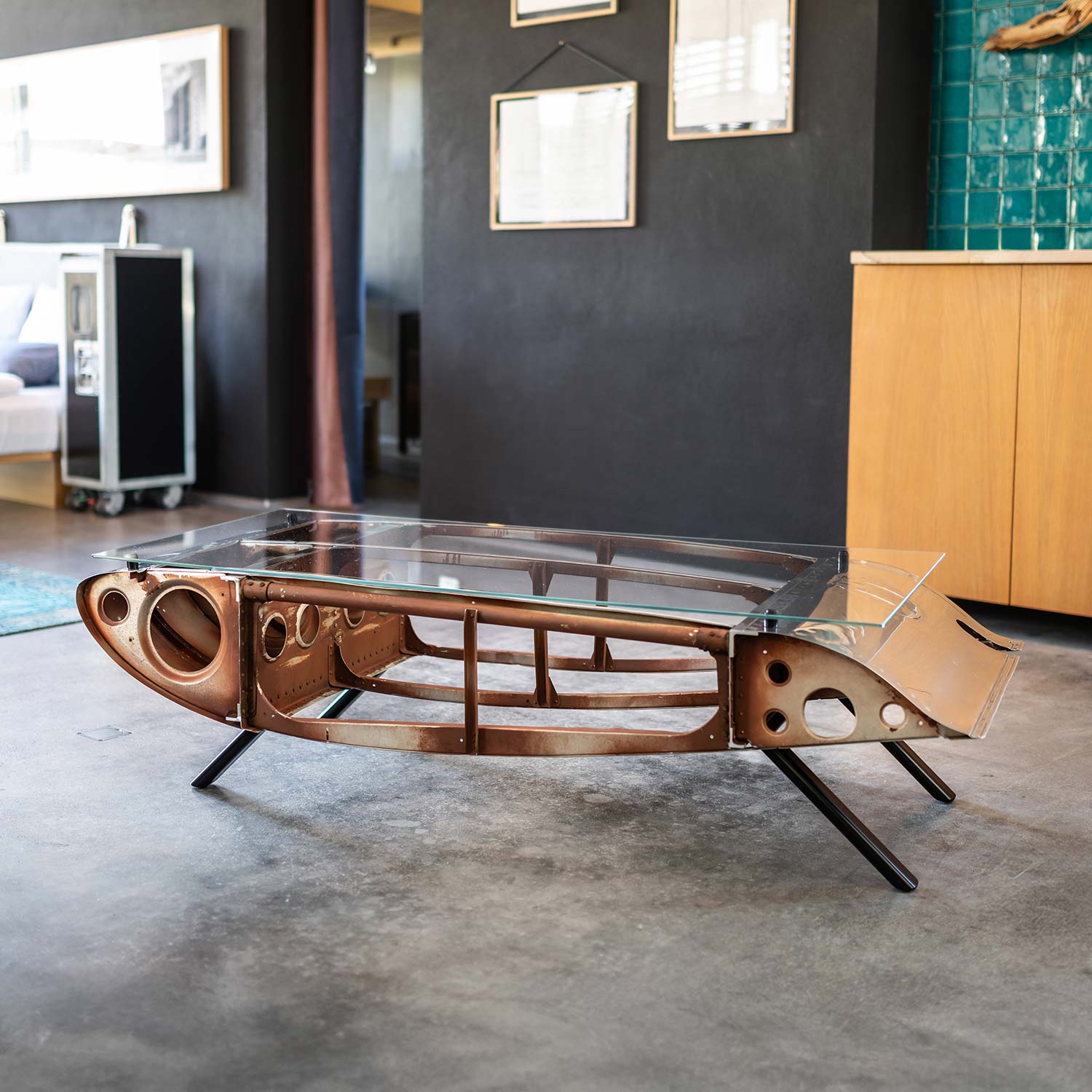 Antonov AN-2 Couchtisch “Coleman” Limited Edition OK-RYA, Original Oberfläche mit hochglanzpolierten Elementen, Füße: Schwarz RAL 9005, ca. 158 x 64 cm