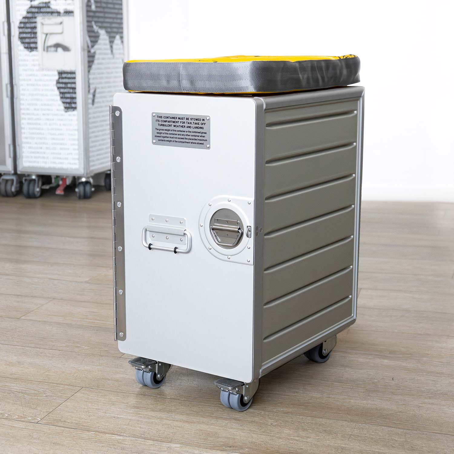 Bord Box XL Hocker Silber mit Doppelrollen, Polster aus Rettungsweste