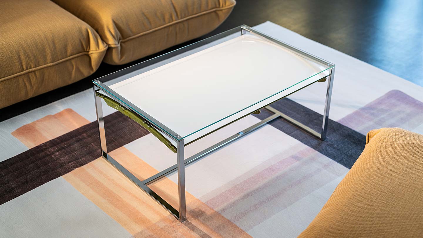 Gemütliche Inneneinrichtung Ideen mit stilvollen Flugzeugmöbeln: Der Couchtisch mit Glasplatte verleiht dem Wohnzimmer ein einzigartiges Design