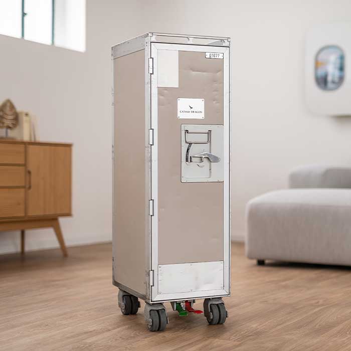 Flugzeugtrolley Gebraucht in einem Wohnzimmer mit einer Kommode und einer Couch im Hintergrund