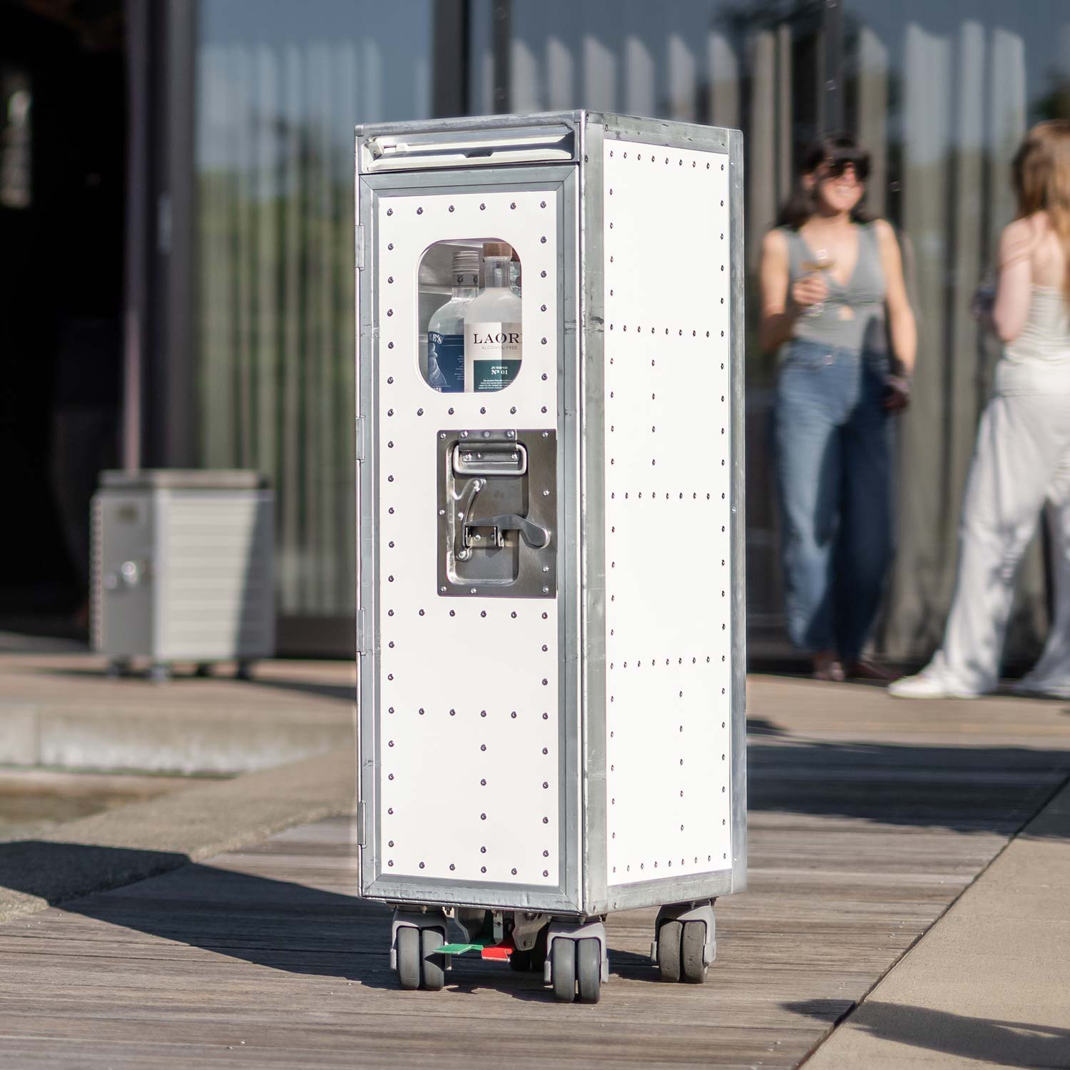 Flugzeugtrolley Bravo Navigator Weiss mit Flugzeugfenster Tür