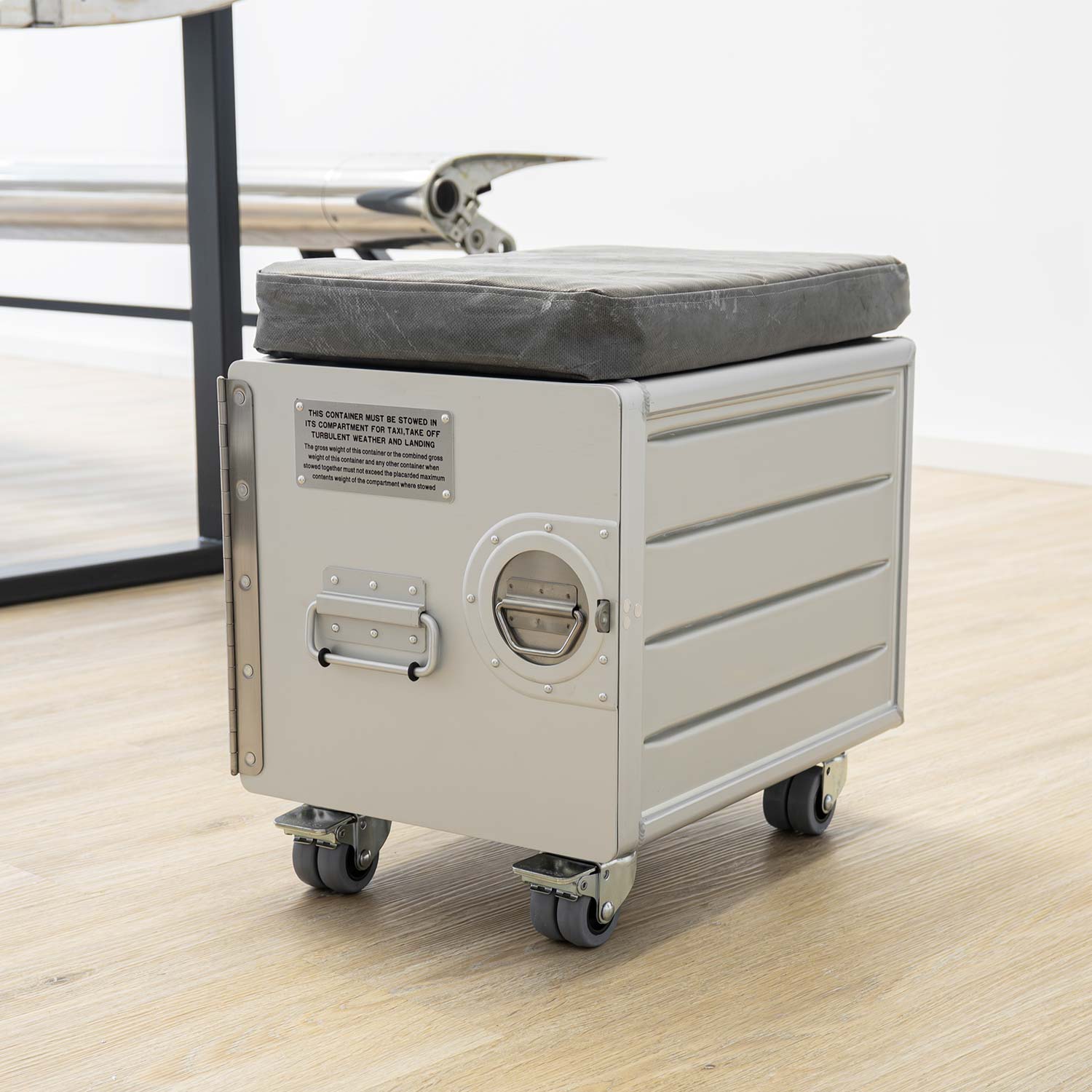 Bord Box M Hocker Silber mit Doppelrollen, Polster aus Cargoplane