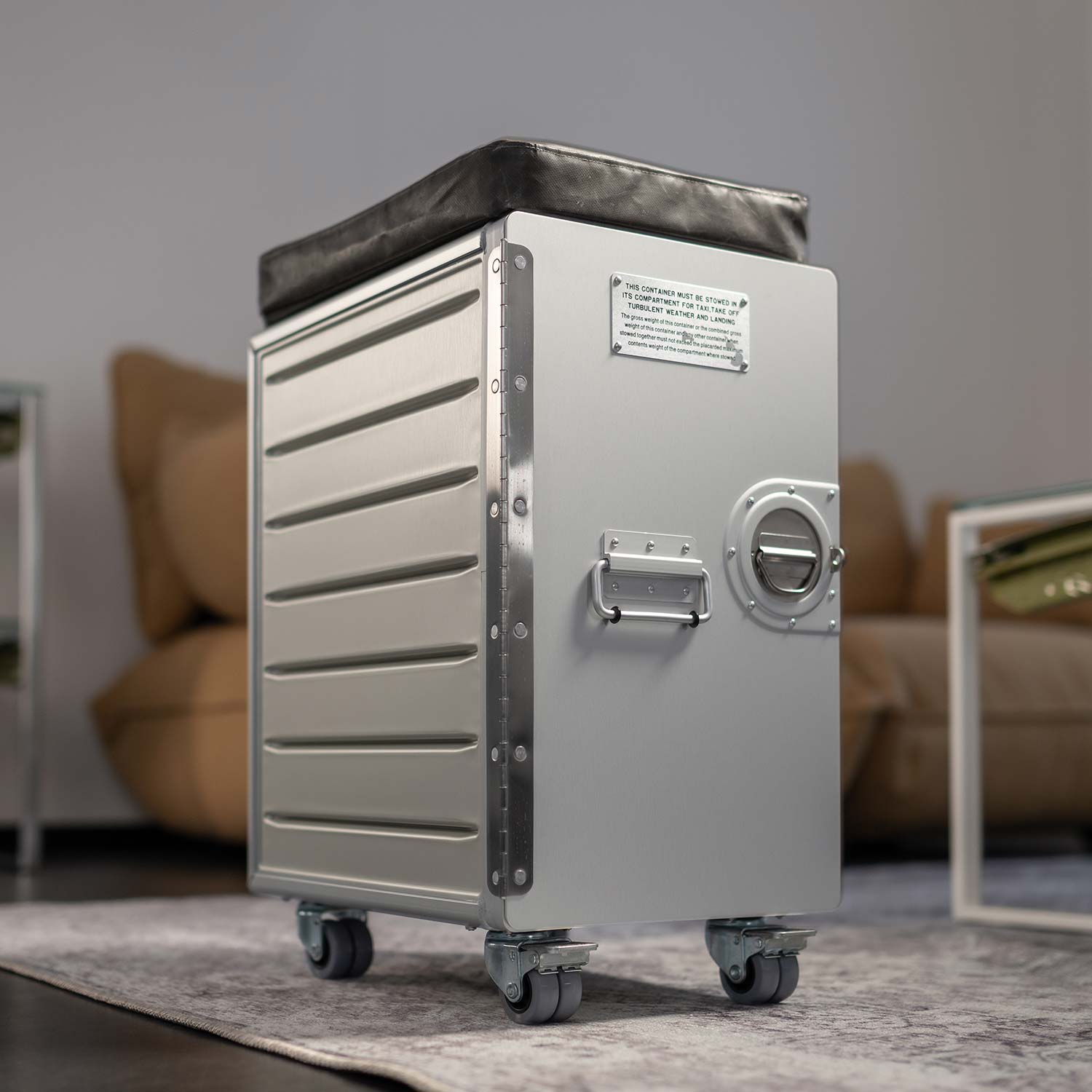 Bord Box XL: Aeronautischer Hocker mit Stauraum