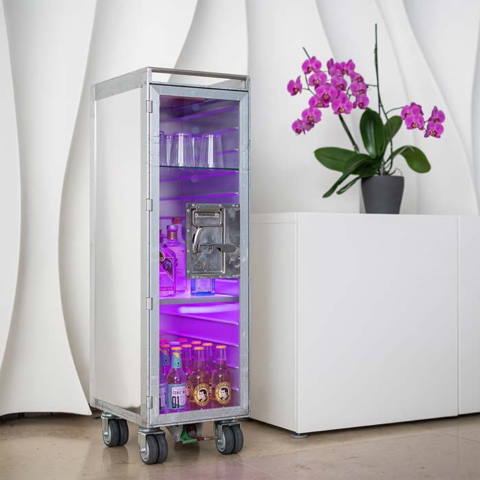 Elegante Friseursalon Einrichtungsidee mit modernen LED-beleuchteten Spiegeln