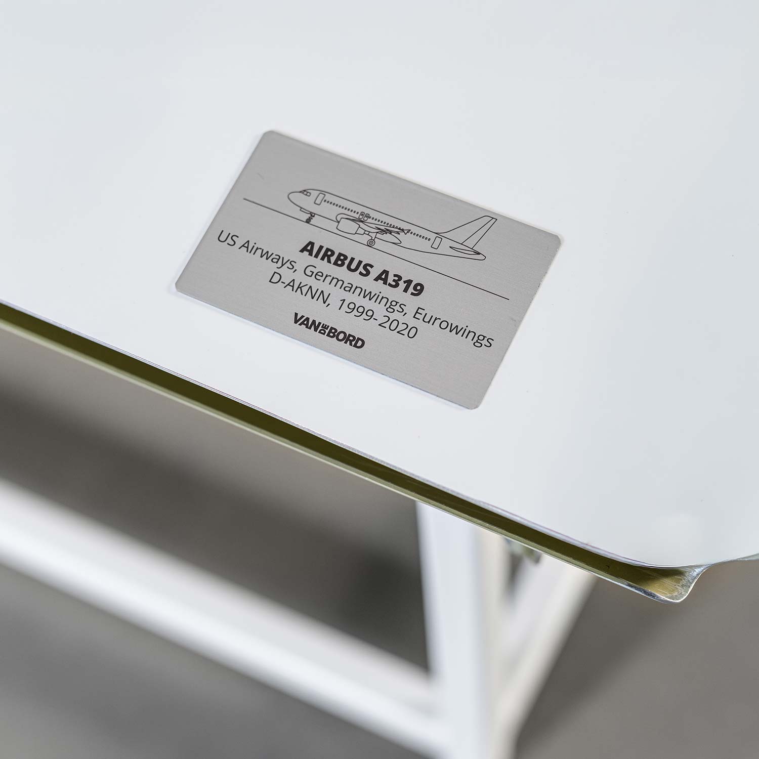 Eurowings Special Edition Couchtisch D-AKNN, Originallackierung Tailsign, Airbus A319, Gestell: Schwarz RAL 9011, ca. 117 x 60 cm