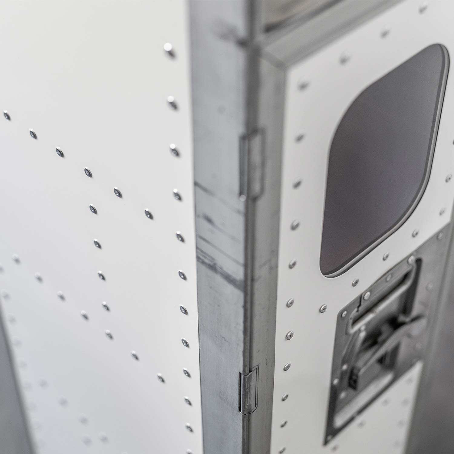 Flugzeugtrolley Bravo Navigator Weiss mit Flugzeugfenster Tür