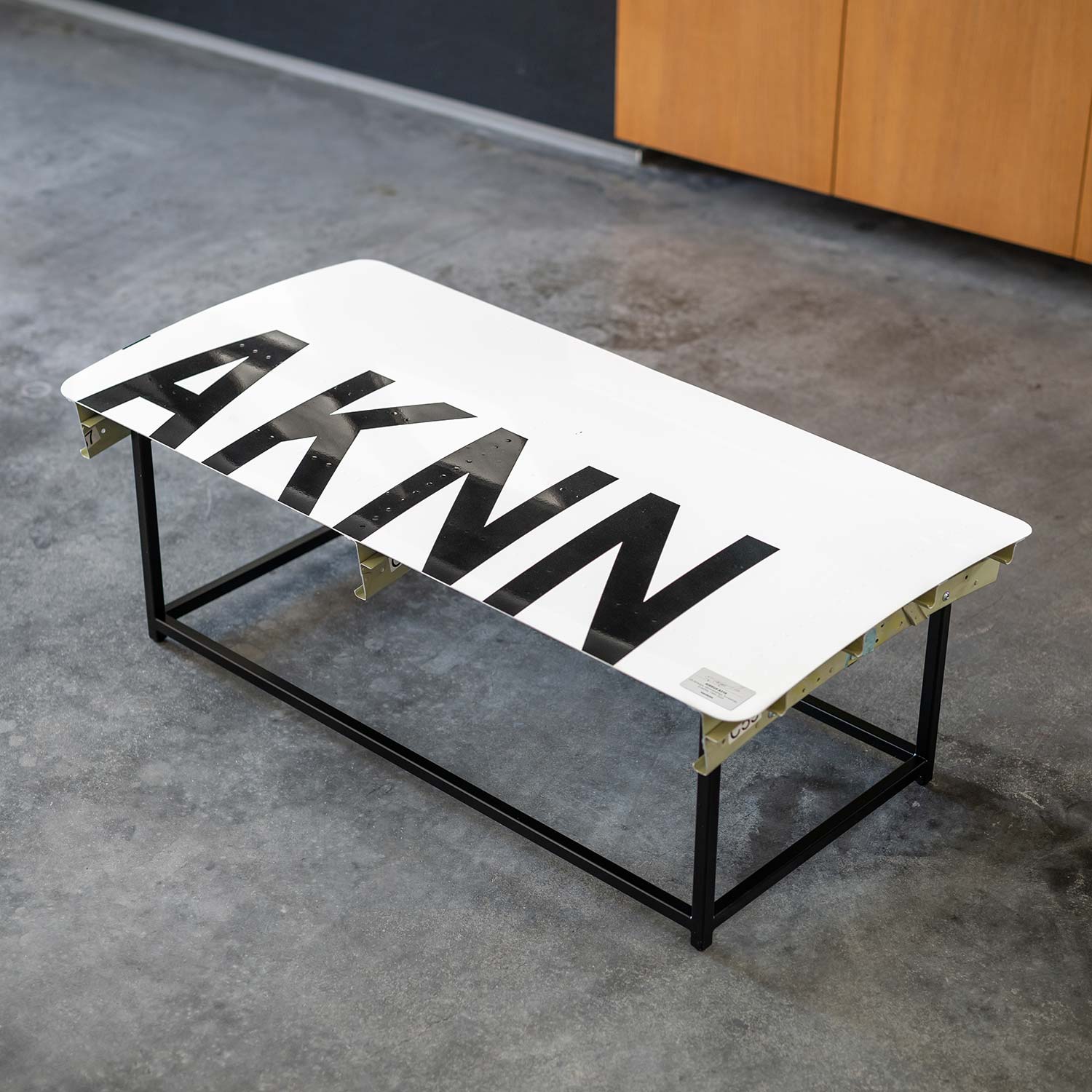 Eurowings Special Edition Couchtisch D-AKNN, Originallackierung Tailsign, Airbus A319, Gestell: Schwarz RAL 9011, ca. 117 x 60 cm