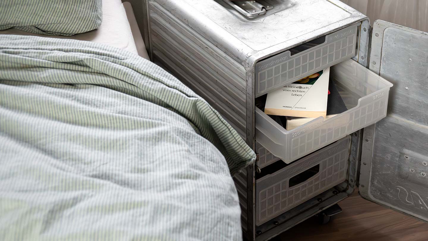 Geräumiges Schlafzimmer im Industrial Style mit großem Bett in der Mitte