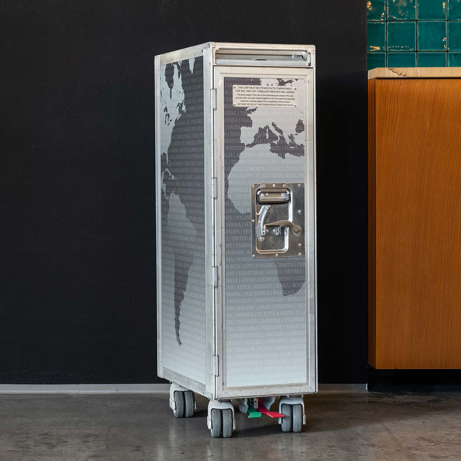 Flugzeugtrolley Weltkarte Grau