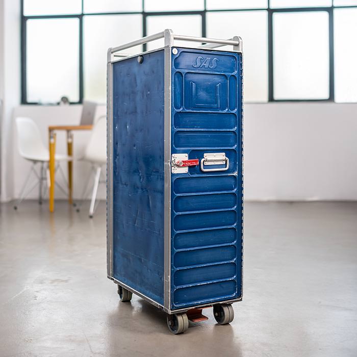 Ein gebrauchter Flugzeugtrolley in einer Küche