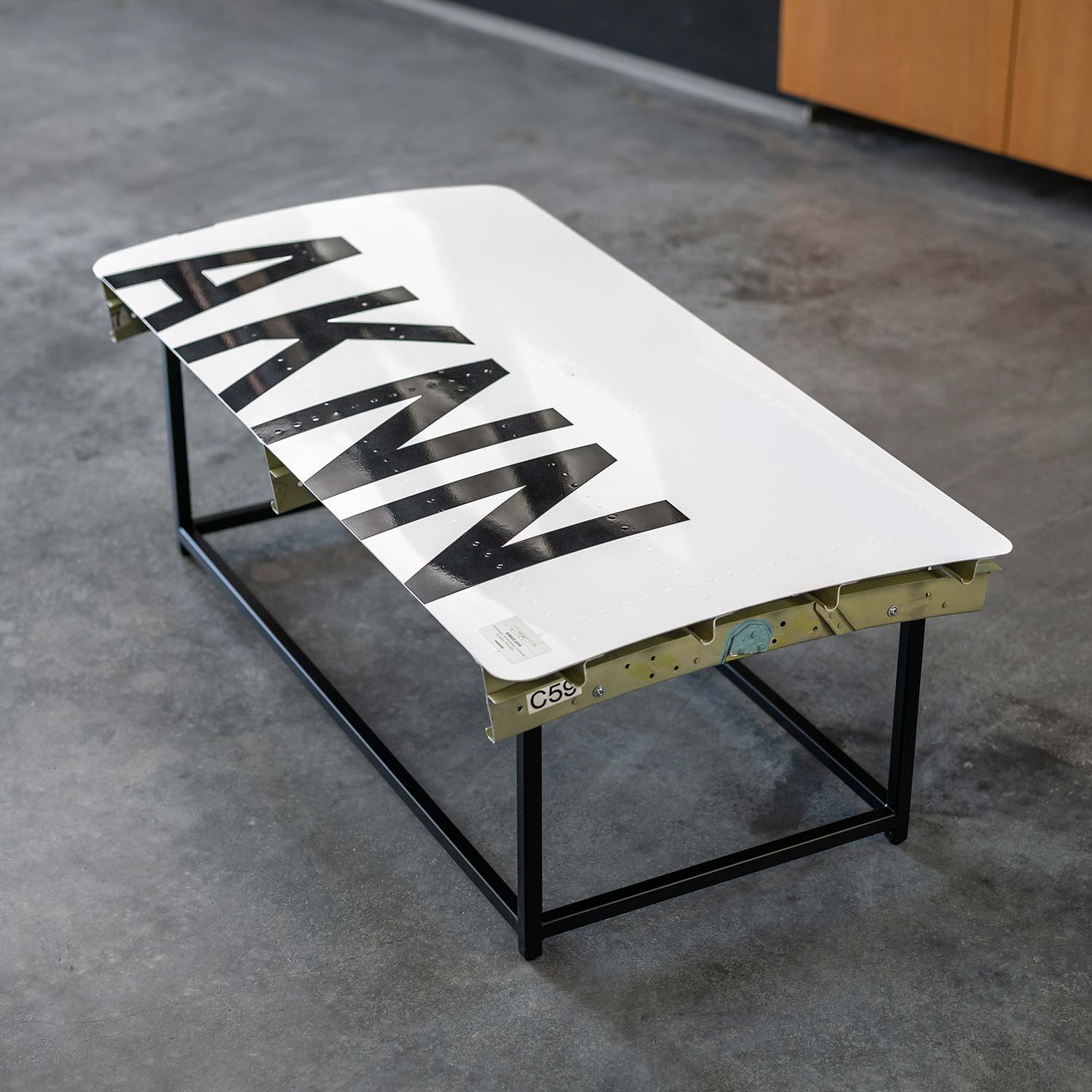 Eurowings Special Edition Couchtisch D-AKNN, Originallackierung Tailsign, Airbus A319, Gestell: Schwarz RAL 9011, ca. 117 x 60 cm