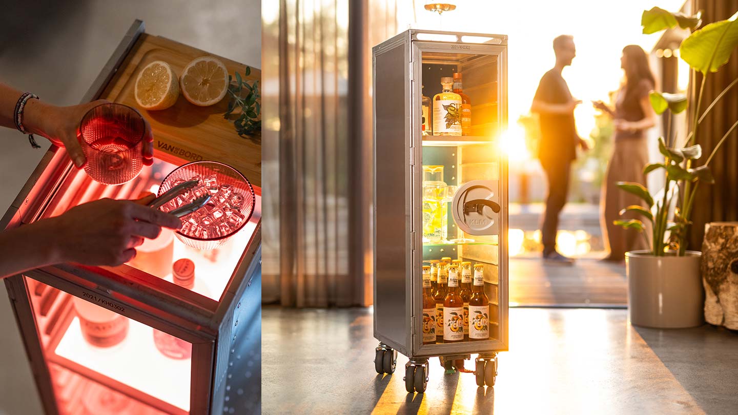 Beleuchtete Airline Trolley Bar neben zwei Barhockern