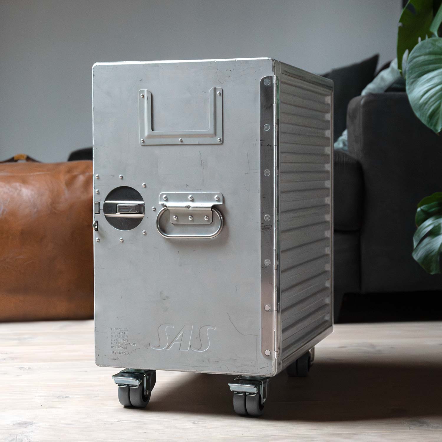 Original Scandinavian Airlines Bord Box mit Rollen