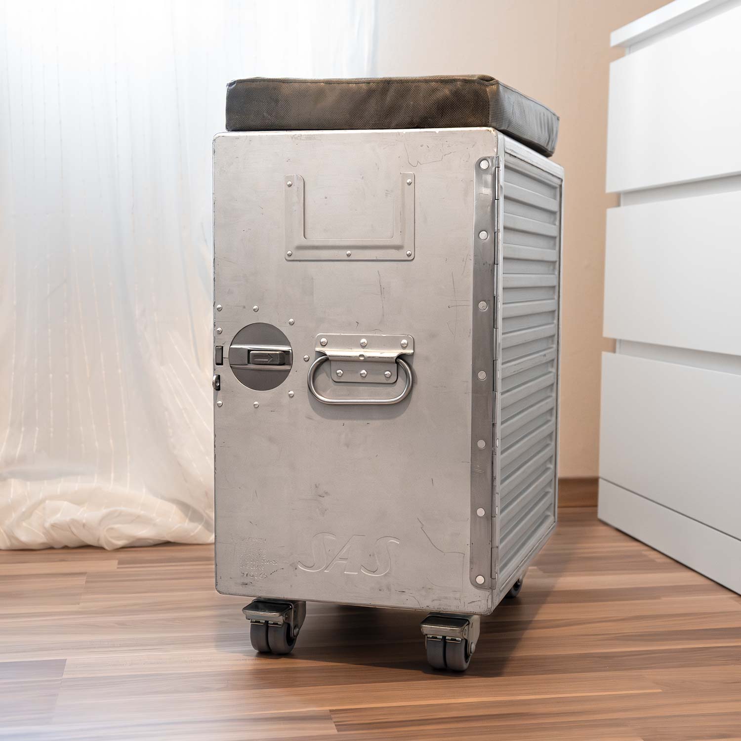 SAS Bord Box XL Hocker mit Doppelrollen, Polster aus Cargoplane