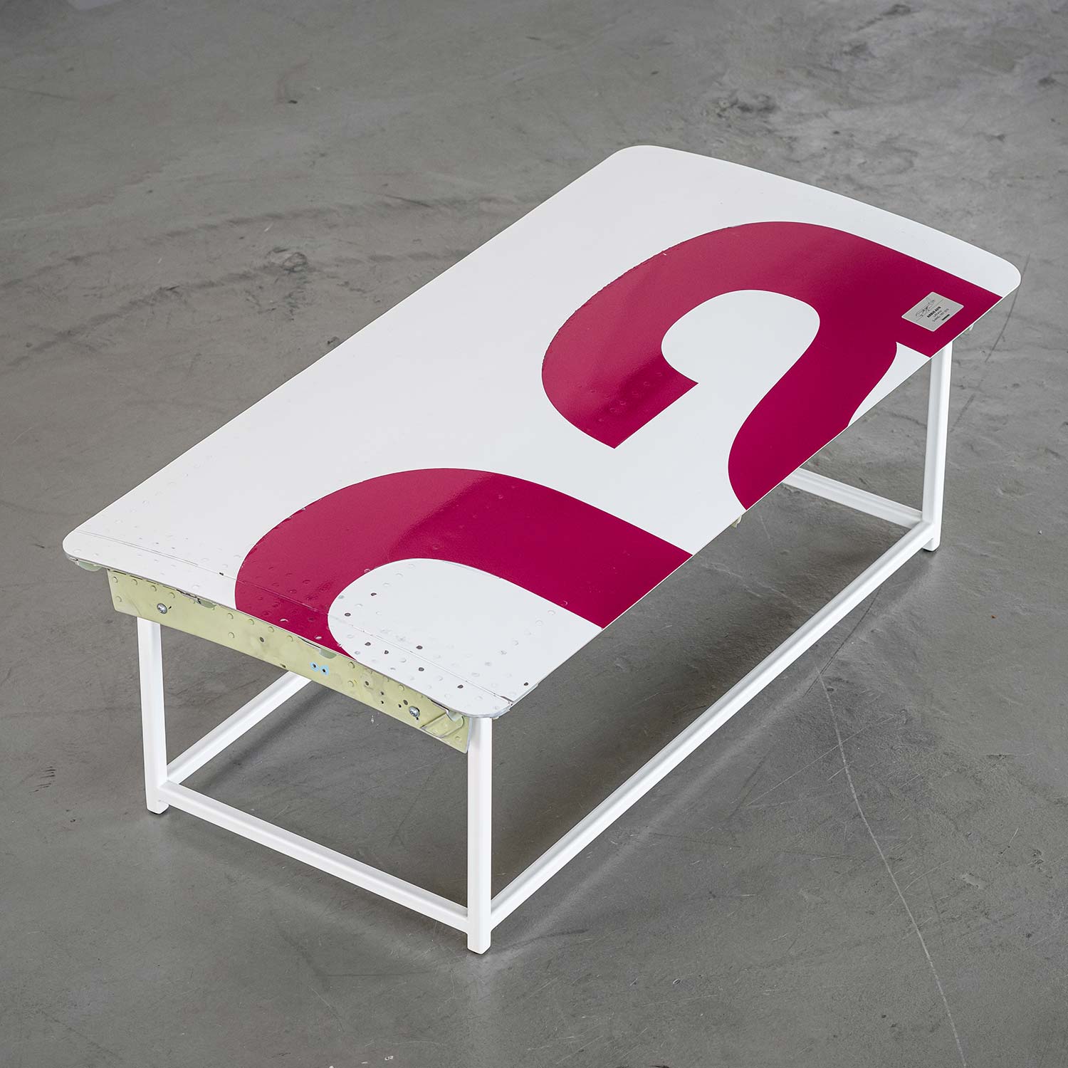 Germanwings Special Edition Couchtisch Nr. 3/4 A319, Originallack, Gestell: Weiss RAL 9010, ca. 120 x 59 cm