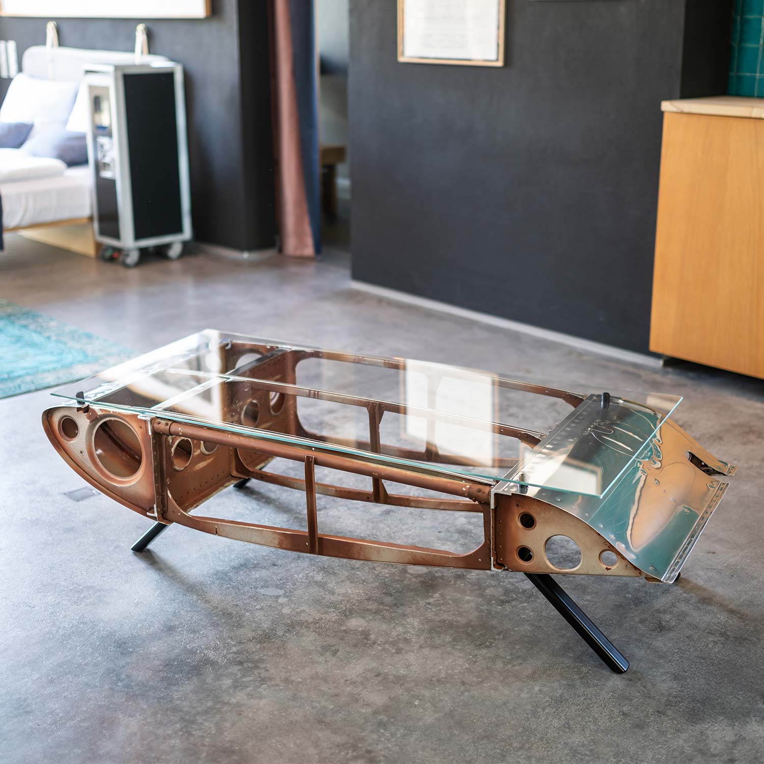 Antonov AN-2 Couchtisch “Coleman” Limited Edition OK-RYA, Original Oberfläche mit hochglanzpolierten Elementen, Füße: Schwarz RAL 9005, ca. 158 x 64 cm