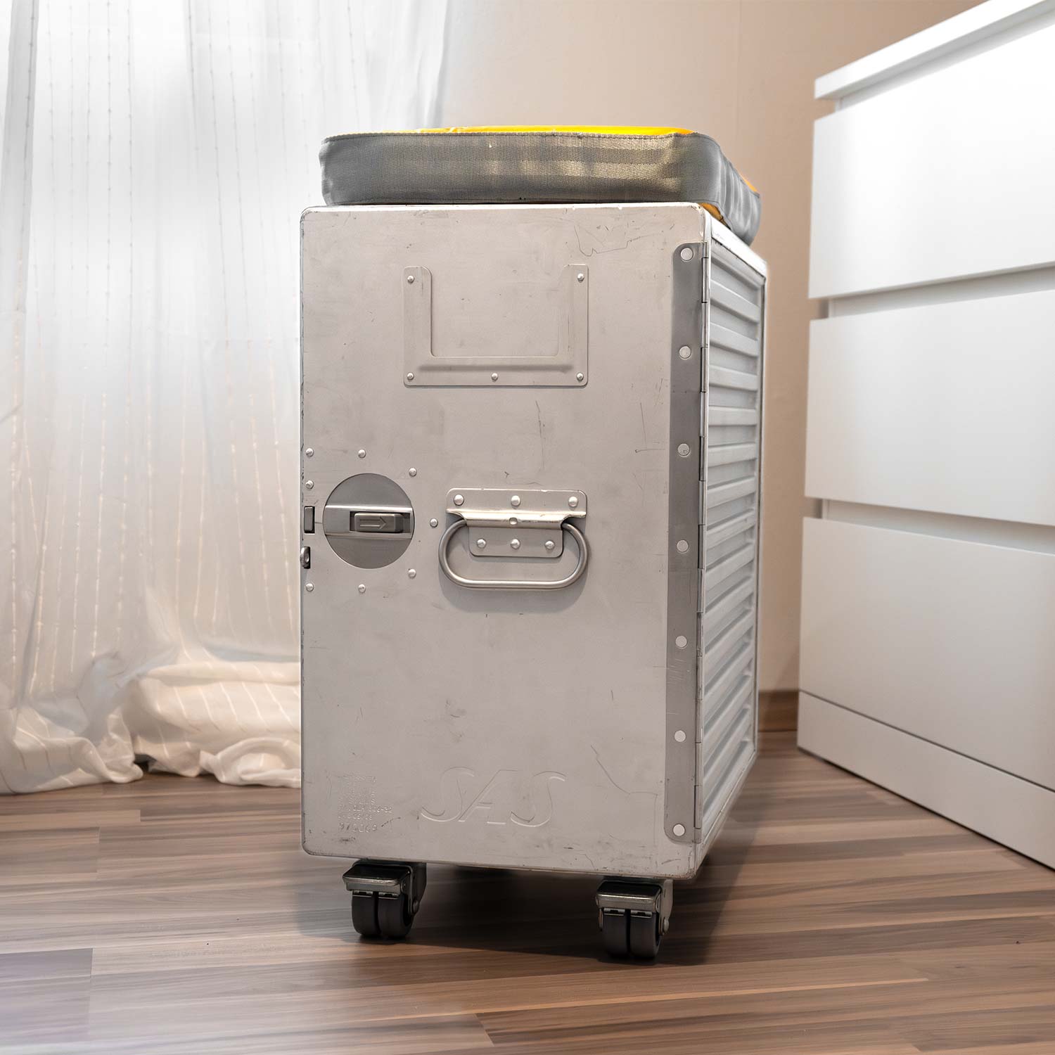 SAS Bord Box XL Hocker mit Doppelrollen, Polster aus Rettungsweste