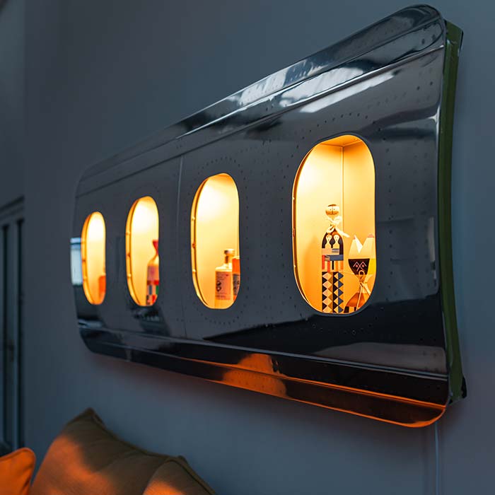 Stilvolle moderne Friseursalon Einrichtung mit einer einzigartigen Flugzeugfenster Wandbar